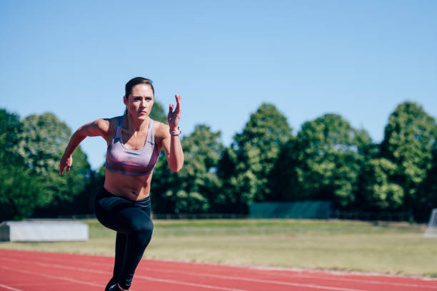 media adultad año mujer atleta corriendo en pista deportiva - track and field athlete women vitality speed fotografías e imágenes de stock