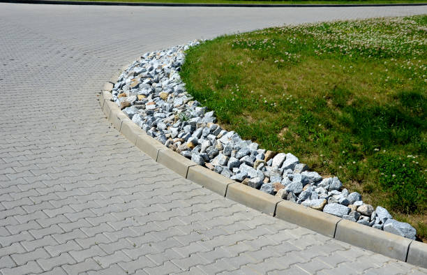 a bend highlighted by a stone backfill against running over the lawn so that drivers avoid the region and respect the bend.