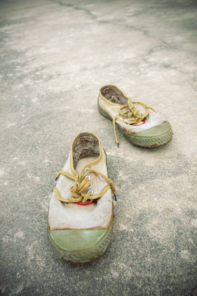 sapatos velhos - lace group of objects obsolete old - fotografias e filmes do acervo