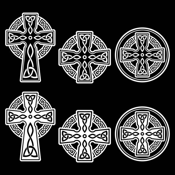ilustraciones, imágenes clip art, dibujos animados e iconos de stock de conjunto de diseño vectorial cruzado irlandés celta - celebración del día de san patricio en irlanda en negro sobre fondo blanco - celtic cross