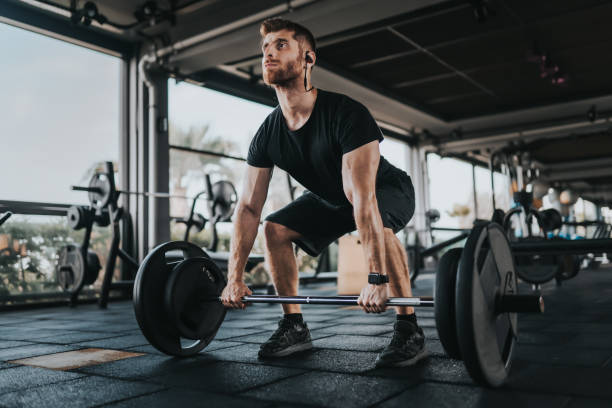 entrenador personal centrando su deadlift después de la cuarentena - body building exercises audio fotografías e imágenes de stock