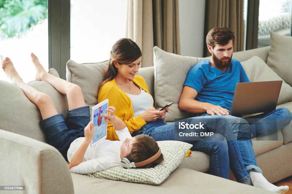 Drahtlose Technologie funktioniert für ihre Familie - Lizenzfrei Familie Stock-Foto