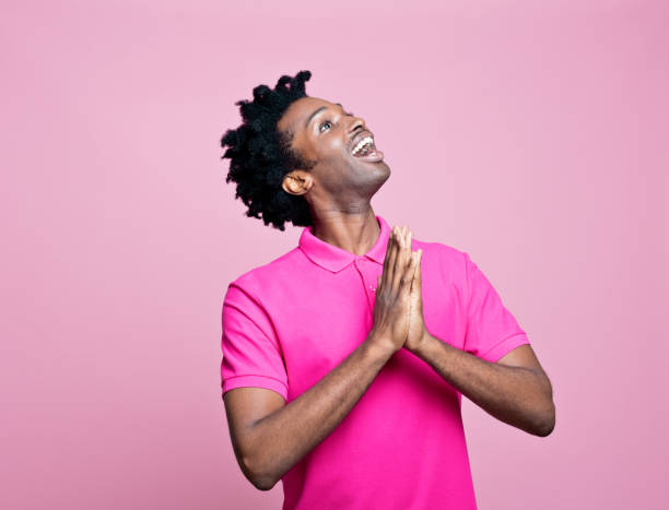 headshot de jovem feliz vestindo camisa polo rosa - polo shirt african ethnicity men african descent - fotografias e filmes do acervo