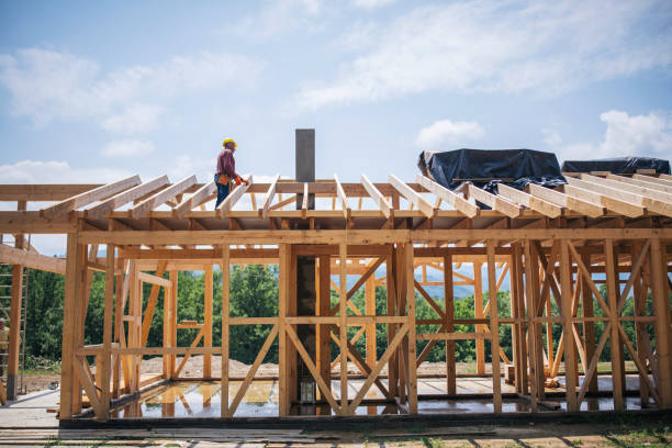 trabalhadores da construção civil trabalhando no telhado de madeira da casa. - construction frame wood accuracy adult - fotografias e filmes do acervo