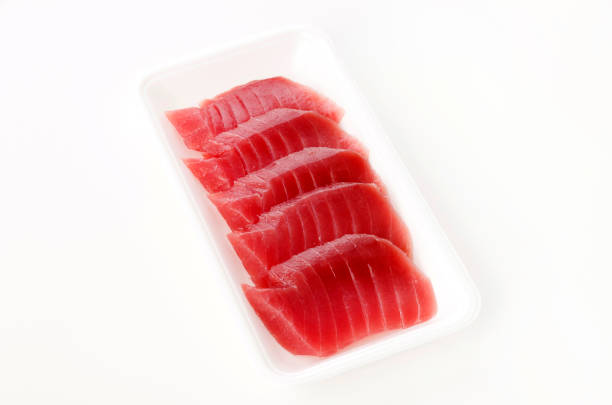 świeże steki z tuńczyka na białym tle - tuna steak tuna prepared ahi meat zdjęcia i obrazy z banku zdjęć