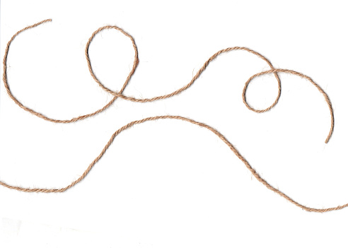 Larga cuerda marrón rugosa sobre fondo blanco. photo