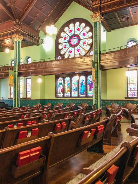 sanctuary of little rock's the first united methodist church - church stained glass hymnal glass imagens e fotografias de stock