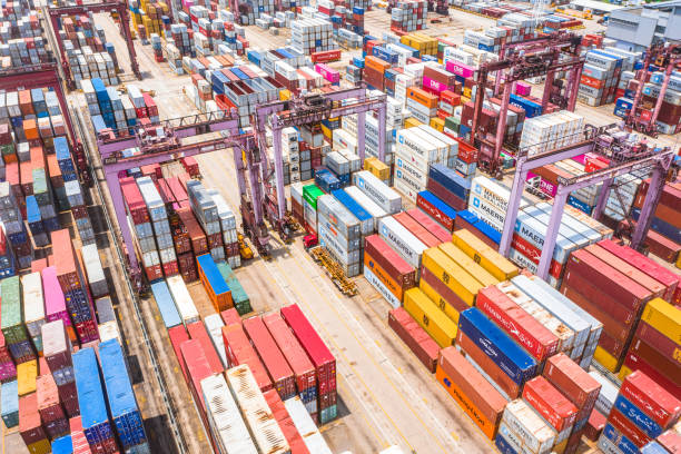 kwai tsing container terminals aus drohnensicht - singapore shipping cargo container nautical vessel stock-fotos und bilder