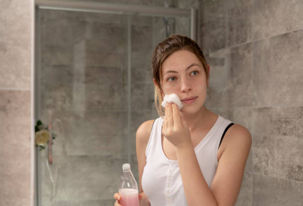 eliminación del maquillaje - tónica fotografías e imágenes de stock