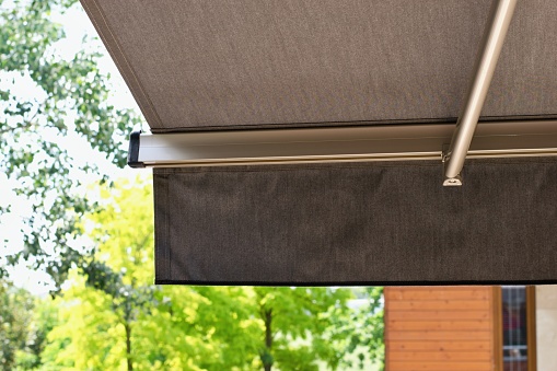 Toldo protector solar de material de tela, casa residencial photo