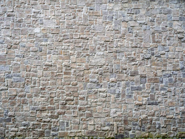 background wall with unevenly laid out rough stone smooth - unevenly imagens e fotografias de stock