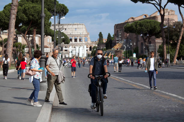 italy reopens to tourists. - imperial rome fotos imagens e fotografias de stock