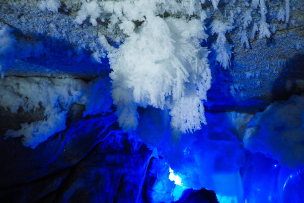 caverna de gelo kungur, perm, rússia. gelo, tom azul - montes urales - fotografias e filmes do acervo