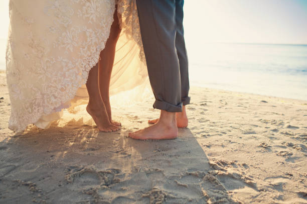 narzeczeni na plaży - wedding beach bride groom zdjęcia i obrazy z banku zdjęć