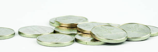 テーブルの極端なクローズアップに散らばった銀貨の山 - coin stacking nickel penny ストックフォトと画像