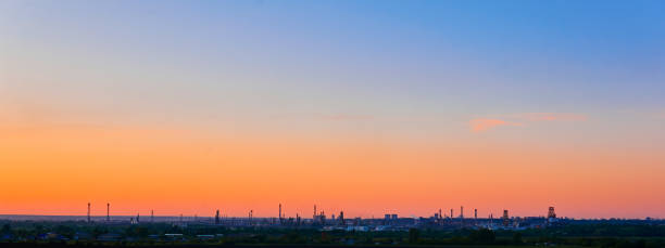 paysage industriel de silhouette sous le ciel de coucher du soleil - factory night skyline sky photos et images de collection