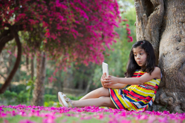 chica en parque público - children only tree area exploration freshness fotografías e imágenes de stock