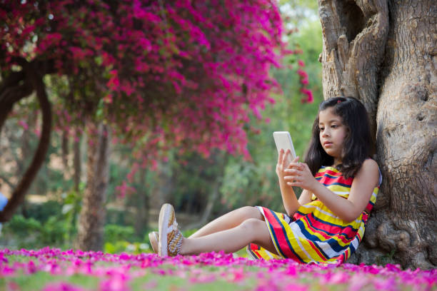 girl in public park - children only tree area exploration freshness imagens e fotografias de stock