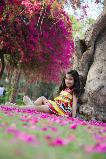 chica en parque público - children only tree area exploration freshness fotografías e imágenes de stock