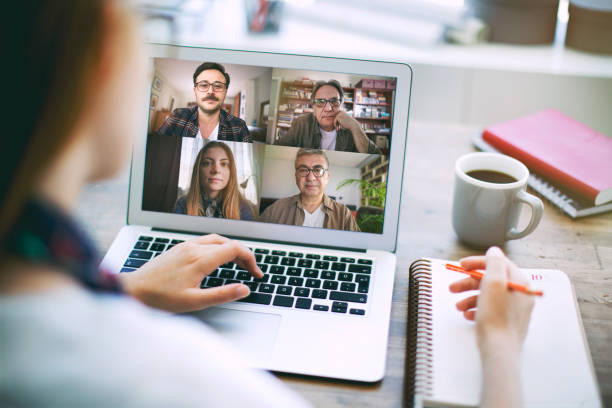 praten en werken op de computer - afgelegen stockfoto's en -beelden