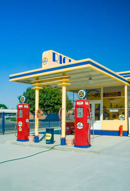 szczegółowa stacja benzynowa richfield, zbudowana w epoce depresji i zaprojektowana w stylu art deco. - station gasoline old fuel pump zdjęcia i obrazy z banku zdjęć