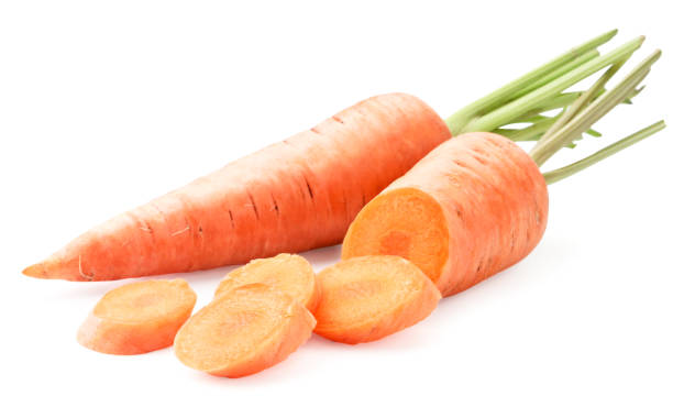 zanahorias frescas enteras y cortadas en rodajas sobre un fondo blanco. aislado - whole carrots fotografías e imágenes de stock