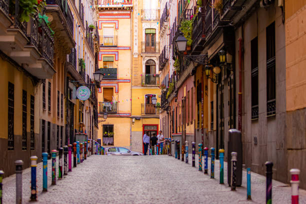 wąska uliczka w dzielnicy malasaña w madrycie, hiszpania. - madrid built structure house spain zdjęcia i obrazy z banku zdjęć