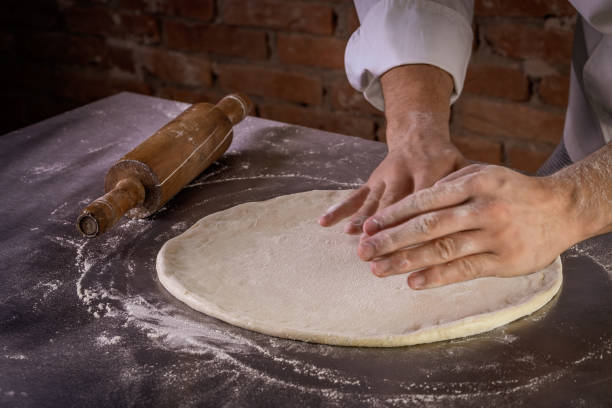 massa de pizza fresca sendo preparada. o processo de fazer pizza - bread kneading making human hand - fotografias e filmes do acervo