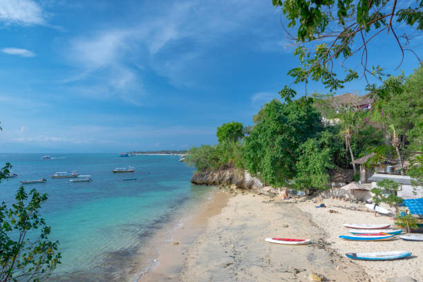 pequena praia isolada, bali - nusa lembongan bali island beach - fotografias e filmes do acervo