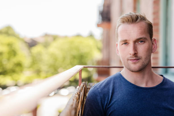 Serio aspecto guapo hombre caucásico con una camisa azul - foto de stock