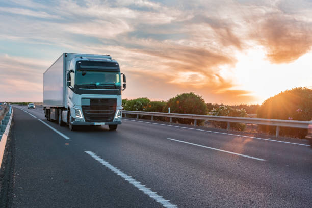 lkw mit kühlauflieger - refrigerate stock-fotos und bilder