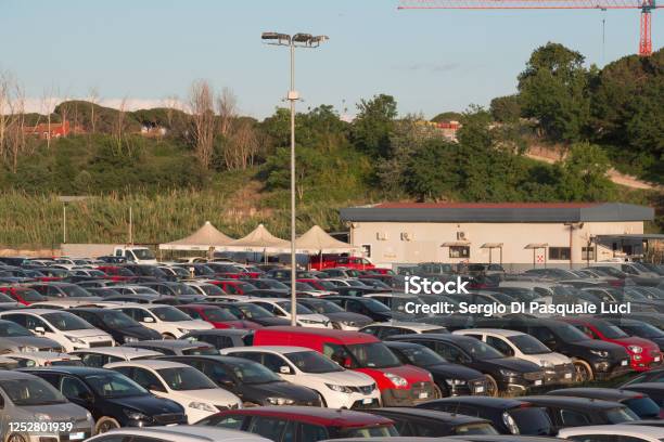 Rader Av Begagnade Bilar Till Salu Stock Lot Row Biltillverkare Uppfinnare Rom Italien-foton och fler bilder på Försäljning av begagnad bil