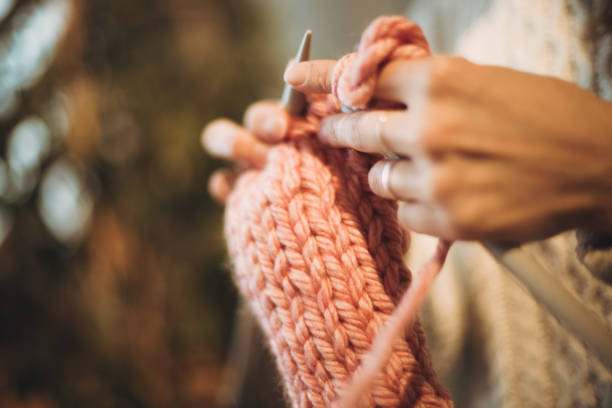 編み物の女性の手にクローズ アップ - sewing close up pattern wool ストックフォトと画像