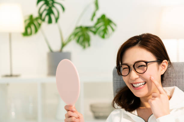 istock asian woman to see a mirror 1252810762