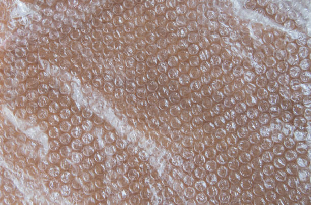 cellophane protecteur en plastique d’éclatement de bulle pour l’emballage, fond de texture - bubble foil photos et images de collection