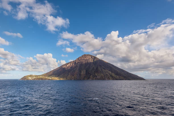 isla stromboli en el mar tirreno, italia - vulcano fotografías e imágenes de stock