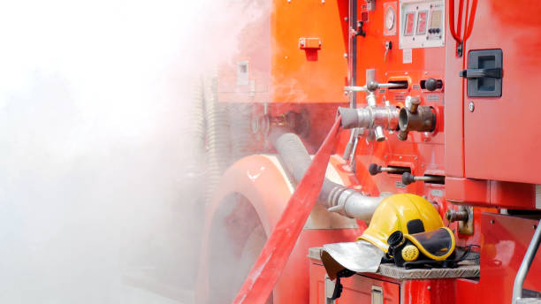 Firefighter fighting with flame using fire hose chemical water foam spray engine. Fireman wear hard hat, body safe suit uniform for protection. Rescue training in fire fighting extinguisher bomberos luchando con llama utilizando manguera de fuego motor de pulverización de espuma de agua química. bombero usar casco, cuerpo seguro traje uniforme para la protección. entrenamiento de rescate en extintor de lucha contra incendios