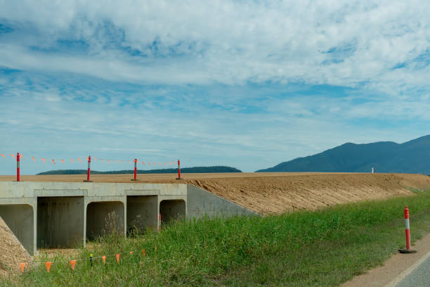 country highway roadworks - concrete curve highway symbol fotografías e imágenes de stock