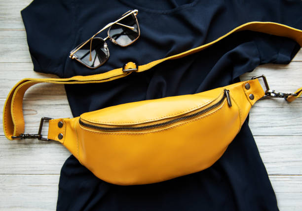 sac de ceinture en cuir jaune - belt leather fashion women photos et images de collection