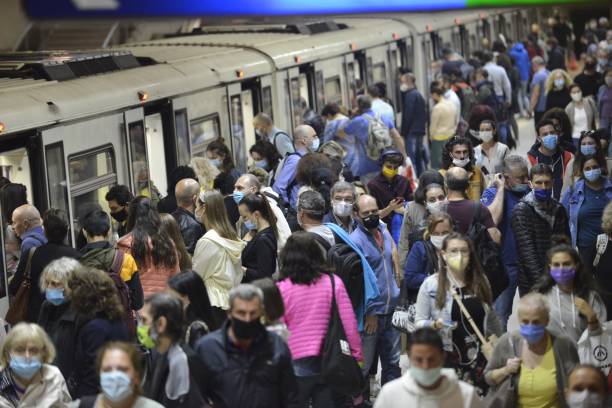 personnes portant des masques dans le métro - train railroad station platform railroad station vehicle door photos et images de collection