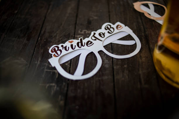 партия реквизиты - очки в качестве реквизита на свадьбе - wedding reception wedding party bridesmaid стоковые фото и изображения