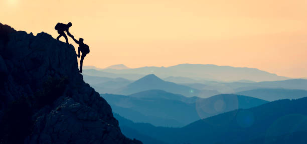 quindi il successo nella vita è la crescita individuale che incita alla crescita collettiva basata sul rispetto reciproco, la comprensione, lo sforzo collettivo e il cambiamento di prospettiva a beneficio di tutti noi. - climbing foto e immagini stock