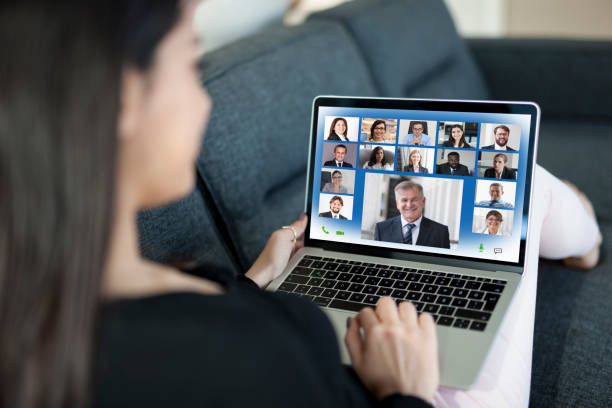 mujer joven en videoconferencia en el ordenador portátil en casa - digital composite office worker computer monitor business fotografías e imágenes de stock