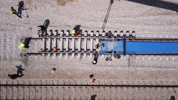 trabajadores ferroviarios reparando una vía rota. - off road vehicle fotos fotografías e imágenes de stock