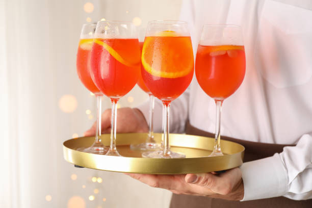 plateau de fixation de serveur avec cocktail de spritz d’aperol. boisson d’été - waiter butler champagne tray photos et images de collection