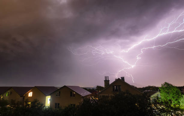 un lampo contro il cielo della sera - lightning house storm rain foto e immagini stock