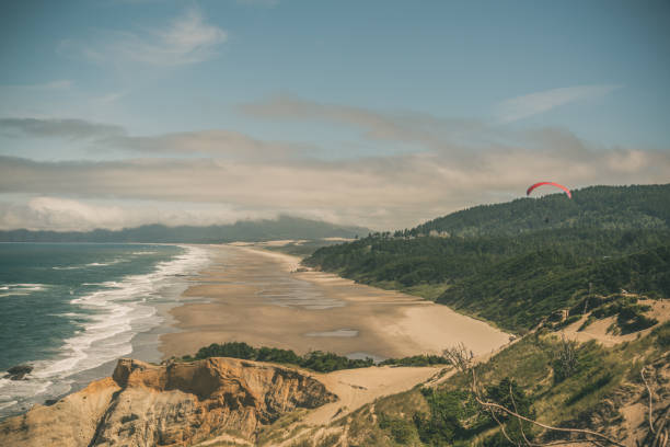 istock Para-sailing over the Oregon Coast 1252872621