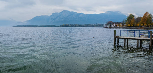 vista del lago de montaña de los alpes de otoño mondsee, salzkammergut, alta austria. - seepromenade fotografías e imágenes de stock