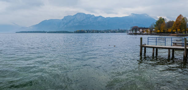 autumn alps mountain lake mondsee view, salzkammergut, upper austria. - seepromenade imagens e fotografias de stock