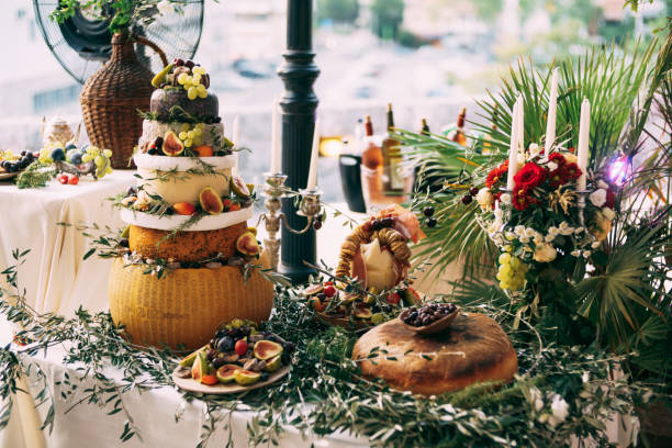 節日的自助餐桌是臨時乳酪蛋糕。桌子用橄欖枝和樹葉裝飾。 - bar 個照片及圖片檔